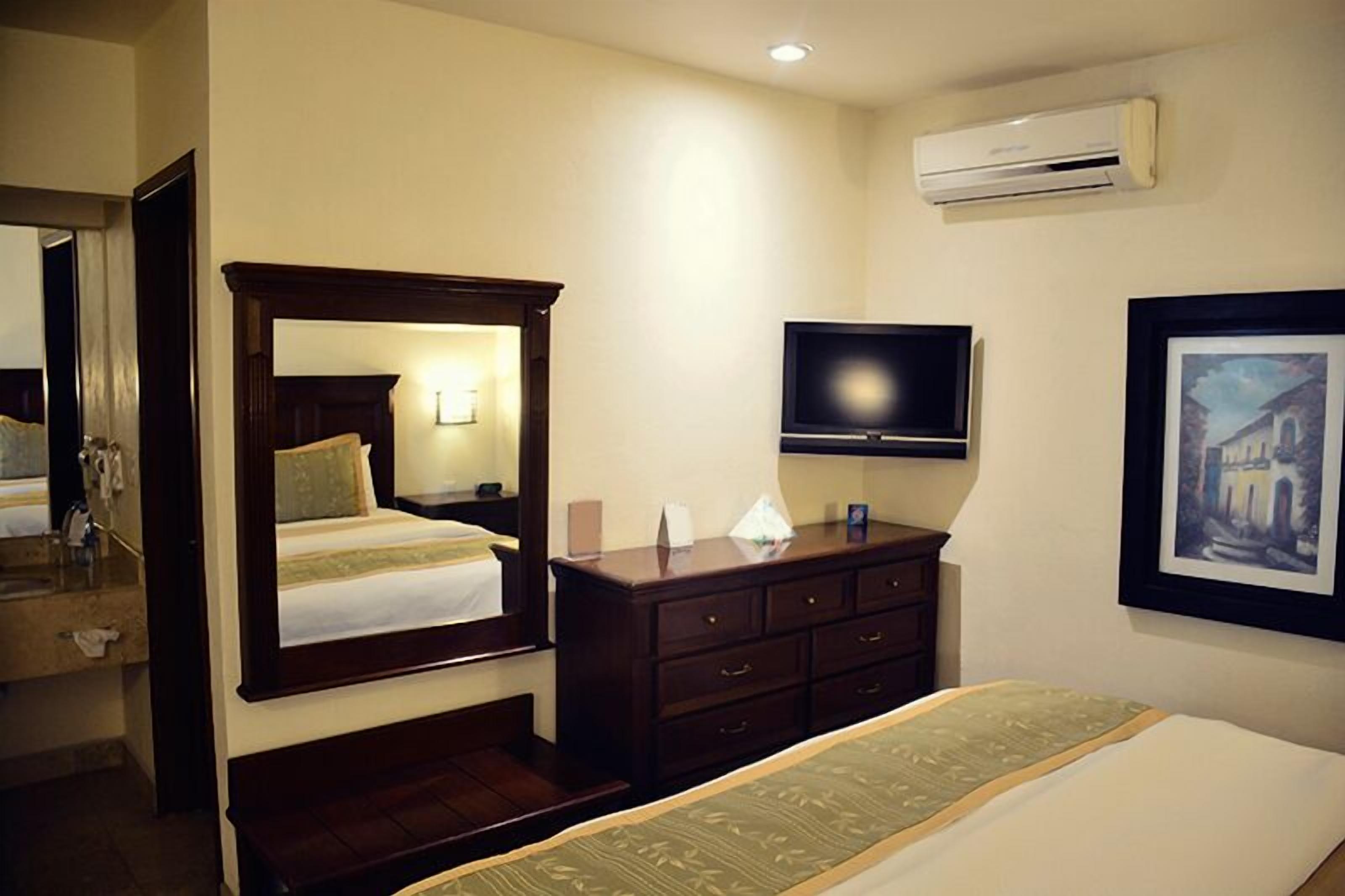 basic double room, 1 king bed | minibar, in-room safe, individually decorated, individually furnished