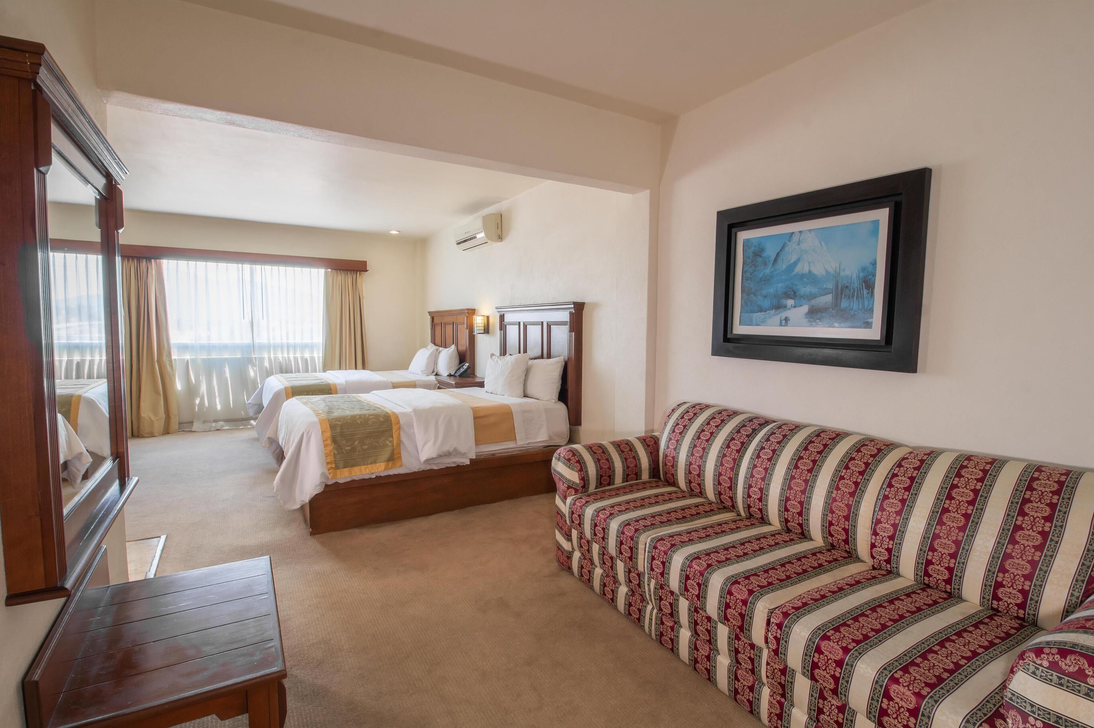 Phòng Suite, 2 giường đôi, không hút thuốc | Minibar, két bảo mật tại phòng, trang trí khác biệt 