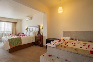 Suite, 1 kingsize bed, niet-roken, bubbelbad | Een minibar, een kluis op de kamer, individueel gedecoreerd