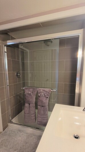 Combined shower/tub, hair dryer, towels, soap