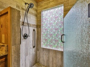 Douche, séchoir à cheveux, savon, papier de toilette