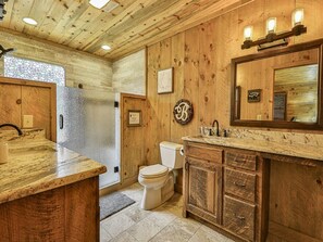 Douche, sèche-cheveux, savon, papier toilette