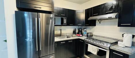 ثلاجة، ميكروويف، فرن، موقد طهي مسطح