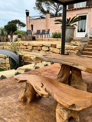 Outdoor dining - Villa Ottaviani, spectacular ocean views, steps from the beach, spa and  pool (Roquebrune-sur-Argens)