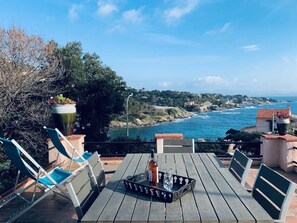 Outdoor dining - Villa Ottaviani, spectacular ocean views, steps from the beach, spa and  pool (Roquebrune-sur-Argens)