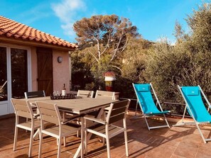 Outdoor dining - Villa Ottaviani, spectacular ocean views, steps from the beach, spa and  pool (Roquebrune-sur-Argens)