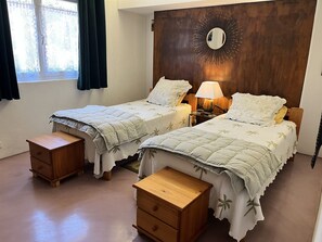 2 bedrooms, desk, iron/ironing board, travel crib
