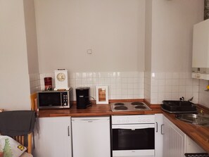 Kühlschrank, Mikrowelle, Herdplatte, Wasserkocher mit Kaffee-/Teezubehör