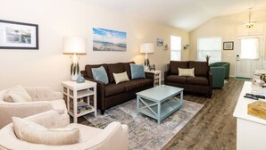 A living room with two sofas, a coffee table, and a side table with lamps. - Beach Haven (saint augustine)