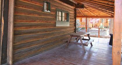 "Hunters Retreat" a Rustic Cabin in the Pines. Pet Friendly
