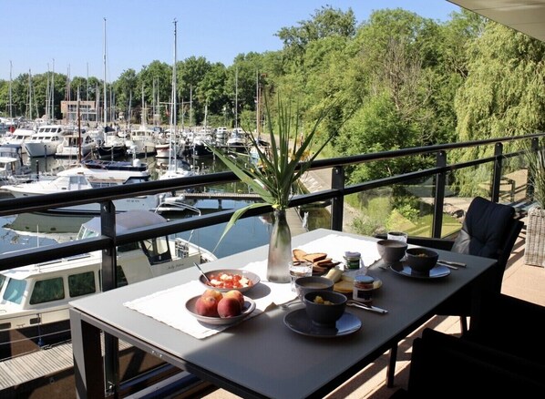 Outdoor dining - You can't live closer to the water (Arnemuiden)