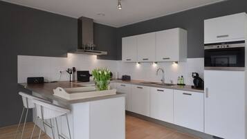 Réfrigérateur, four, plaque de cuisson, lave-vaisselle