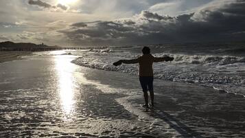 Vlak bij het strand, ligstoelen aan het strand