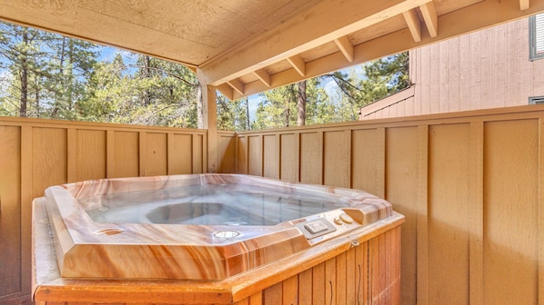 House, 2 Queen Beds (Coyote - Unit 9) | Outdoor spa tub - Coyote Lane 9 (Bend)