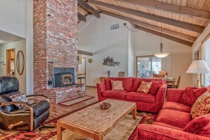 House, Multiple Beds (Killdeer - Unit 6) | Living area