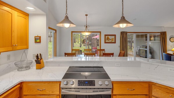 House, Multiple Beds (Lost - Unit 11) | Private kitchen