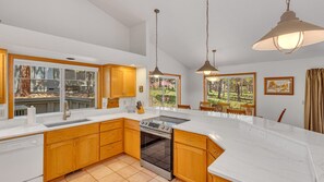 House, Multiple Beds (Lost - Unit 11) | Private kitchen - Lost Lane 11 (Bend)
