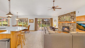 Casa, varias camas (Lost - Unit 11) | Área de sala de estar