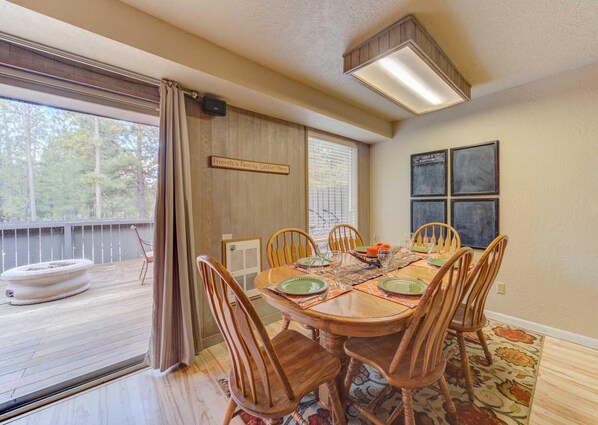 Kondominium, 3 kamar tidur | Tempat makan