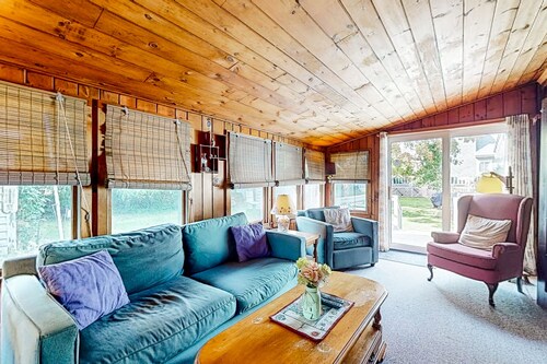Rustic and well-equipped cottage w/gas grill, deck, large lawn - near the ocean