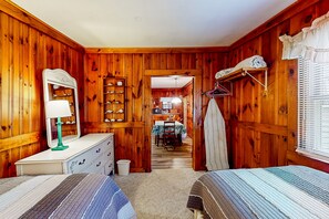 2 bedrooms, iron/ironing board, Internet, bed sheets
