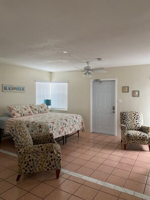 1 quarto, escrivaninha, ferros/tábuas de passar roupa, Wi-Fi de cortesia