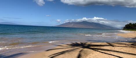 Beach nearby, sun loungers, beach towels