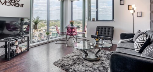 Dwellers Delight Living Serviced Accommodation , 2 Bed Penthouse, Basildon