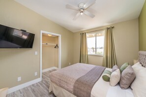 5 bedrooms, desk, free WiFi, bed sheets - Luxury Estate Near The Strip (Las Vegas)