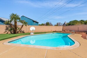 Outdoor pool - Luxury Estate Near The Strip (Las Vegas)