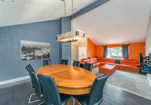 Dining - Luxury Estate Near The Strip (Las Vegas)