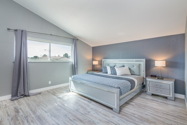 5 bedrooms, desk, free WiFi, bed sheets - Luxury Estate Near The Strip (Las Vegas)