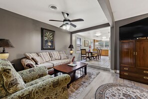 Smart TV - Walk to Government St! 6 guests, pet and family friendly, close to the beach! (Ocean Springs)