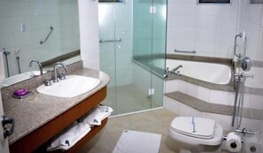 Suite estándar | Baño | Tina con regadera, tina con aguas termales, secadora de cabello