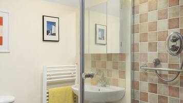 Svit Premium - privat badrum - utsikt mot trädgården | Badrum