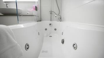 Apartamento Deluxe, baño privado, vistas a la montaña | Bañera de hidromasaje cubierta