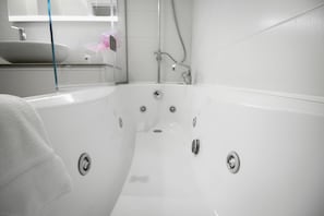 Deluxe Apartment, Ensuite, Mountain View | Indoor spa tub - Appartamento Vittoria (Verona)