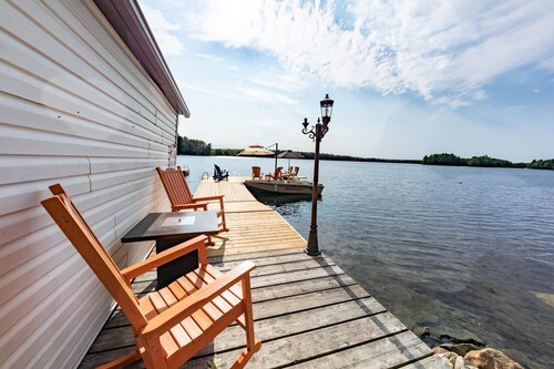 Charming cottage & bunkie on Long Lake near Bala! All-day Sun and Sunsets!