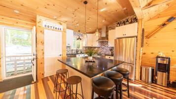 コンロ、食器洗い機、コーヒー / ティーメーカー、調理器具と食器