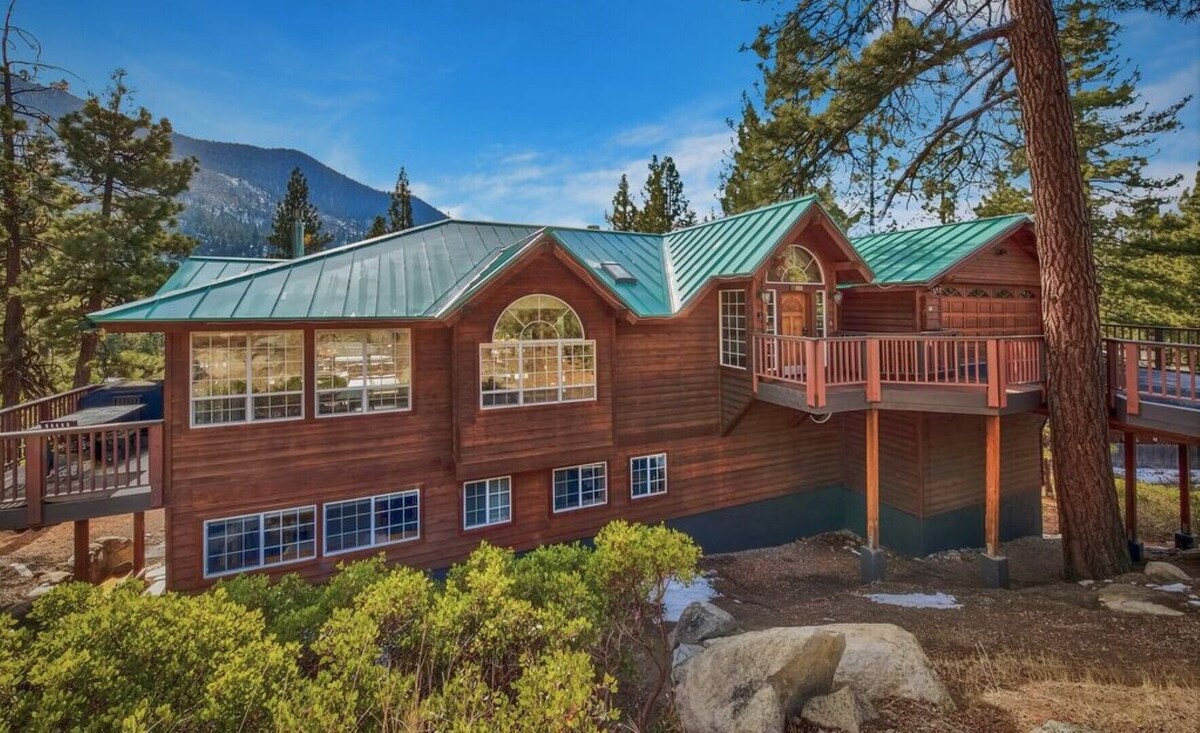 Gorgeous 7 BR, 6 Bath, sleeps 9 Privacy, Big Views Hot Tub, Meticulously Clean!