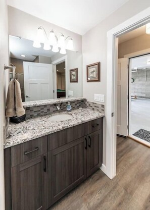 Badkar/dusch, hårtork och handdukar