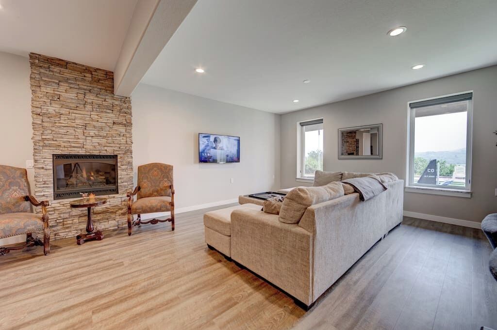 Een smart-tv, een open haard en een tafeltennistafel