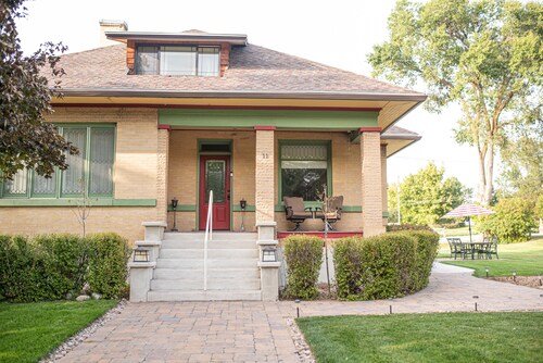 Vintage Charmer Entire Home Near Logan