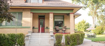 Vintage Charmer Entire Home Near Logan