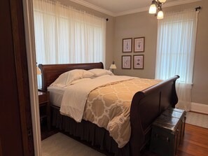 4 bedrooms, desk, iron/ironing board, travel crib