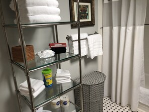 Ensemble douche/baignoire, sĂšche-cheveux, serviettes fournies, savon