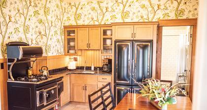 Vintage Charmer Entire Home Near Logan