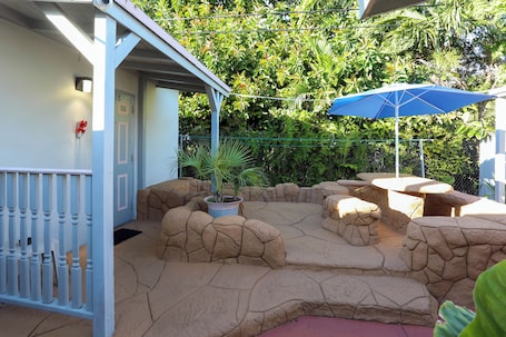 Quarto standard, 1 cama Queen | Wi-Fi de cortesia, roupa de cama. Richard's Motel Extended Stay