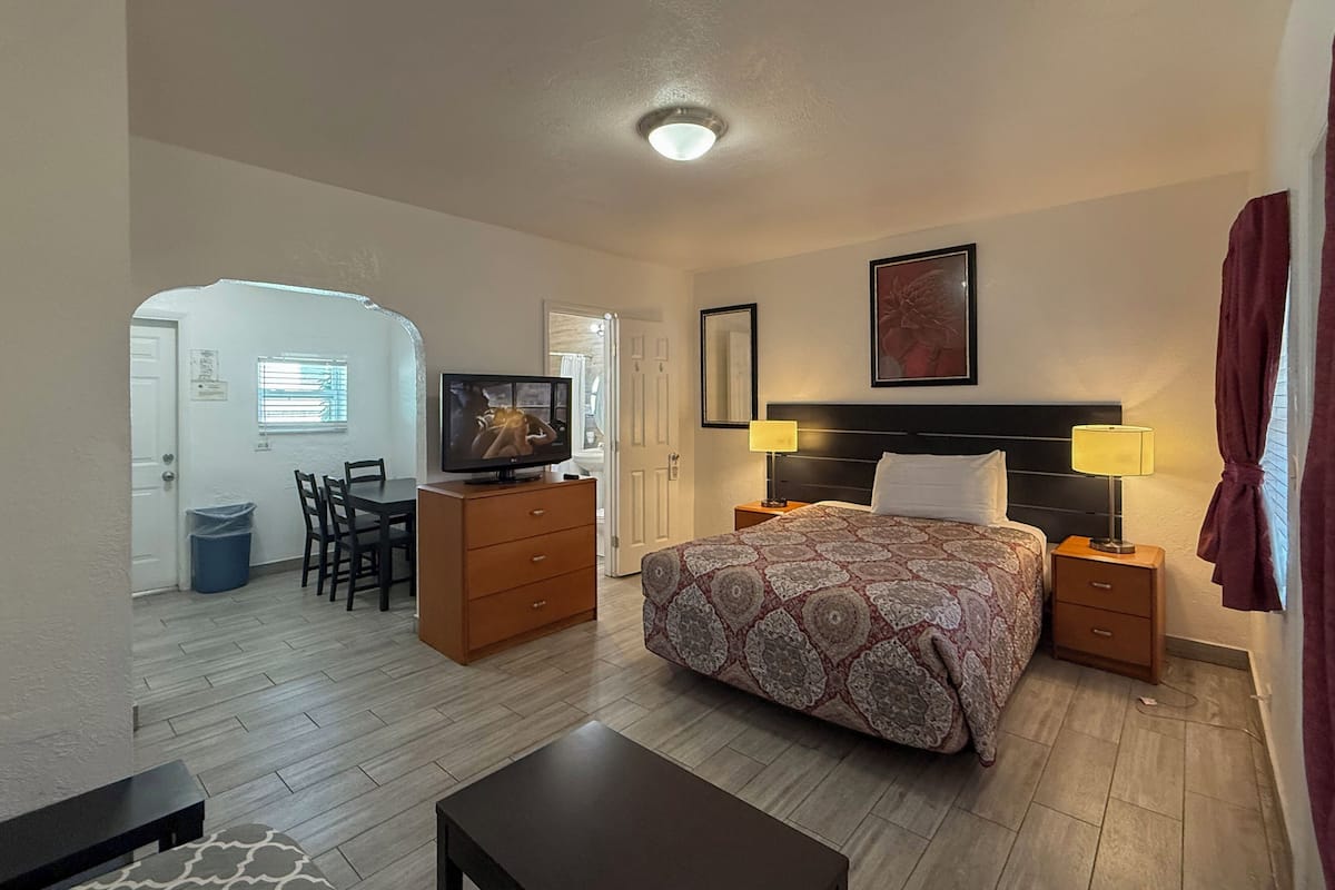 Standard Studio, 1 Queen Bed | Living area | TV