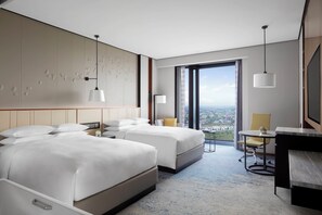 Minibar, escritorio, cortinas opacas y tabla de planchar con plancha
